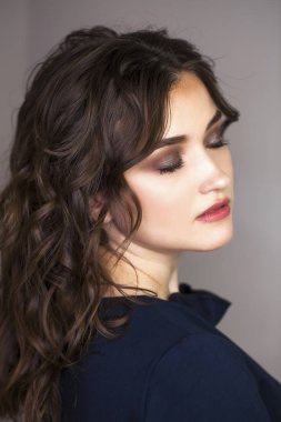 Güzellik makyaj. Yakın yukarı güzel esmer moda kız