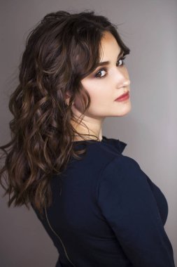 Güzellik makyaj. Yakın yukarı güzel esmer moda kız