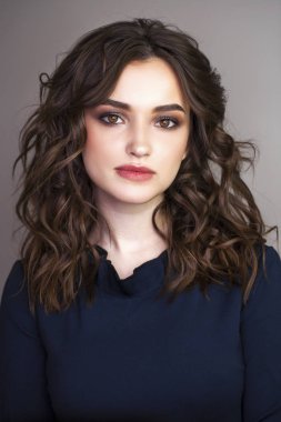 Güzellik makyaj. Yakın yukarı güzel esmer moda kız