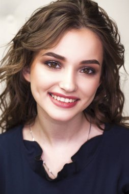 Güzellik makyaj. Yakın yukarı güzel esmer moda kız