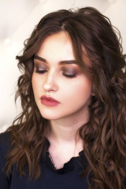 Güzellik makyaj. Yakın yukarı güzel esmer moda kız