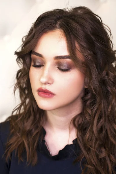 Güzellik makyaj. Yakın yukarı güzel esmer moda kız