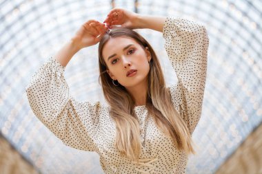 Dükkanda güzel sarışın kadın