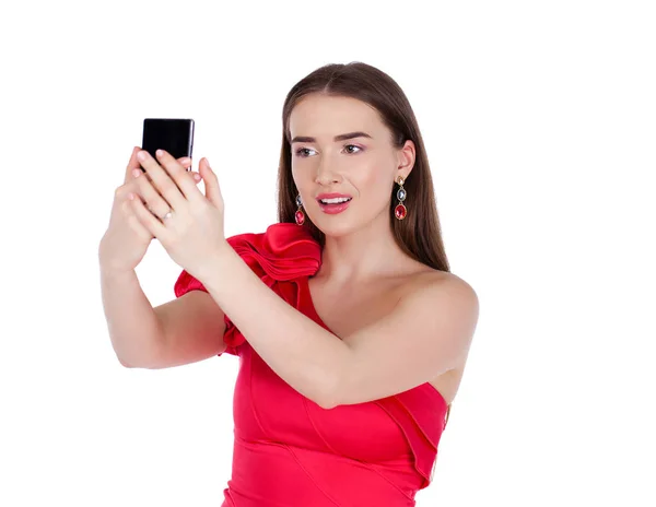 Mulher morena muito feliz fazendo selfie no smartphone, isolar — Fotografia de Stock