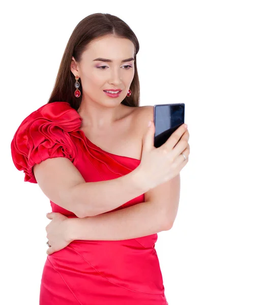Ziemlich glücklich brünette Frau macht Selfie auf dem Smartphone, isolieren — Stockfoto