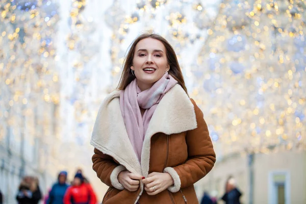 Szczęśliwy piękna kobieta w kożuchy w centrum C — Zdjęcie stockowe