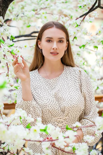 Beyaz bluz bahar çiçek genç güzel kadın kapatmak — Stok fotoğraf