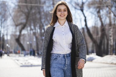 Kapat şunu. Gri ceket genç güzel esmer kız 