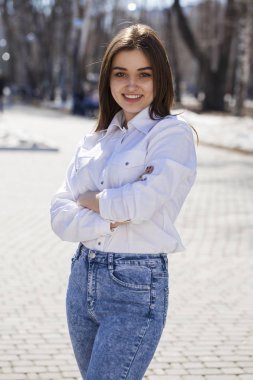 Beyaz gömlek genç güzel esmer kız bahar PA poz