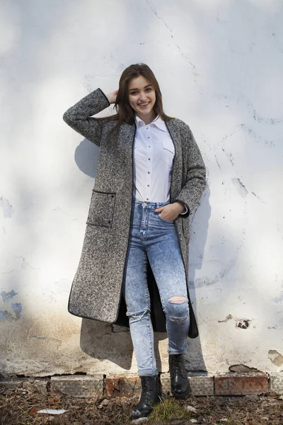 Gri bir ceket ve mavi kot Genç kız — Stok fotoğraf
