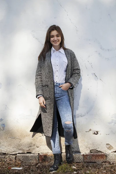 Gri bir ceket ve mavi kot Genç kız — Stok fotoğraf