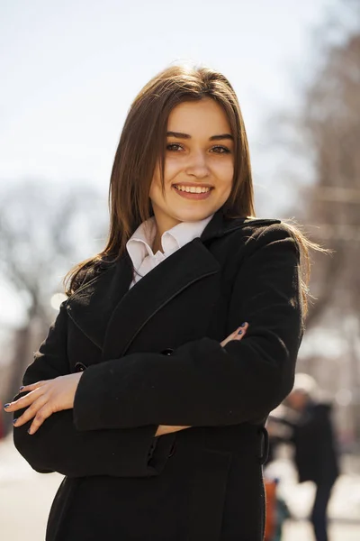 Young beautiful brunette girl in white shirt posing on spring pa — Stock Photo, Image