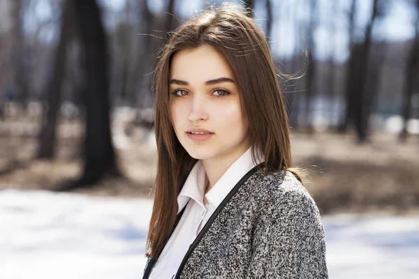 Close-up. Jonge mooie brunette meisje in grijze jas — Stockfoto