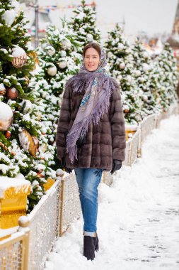 Mo merkezinde kırmızı bir meydanda kürk vizon ceket genç kadın