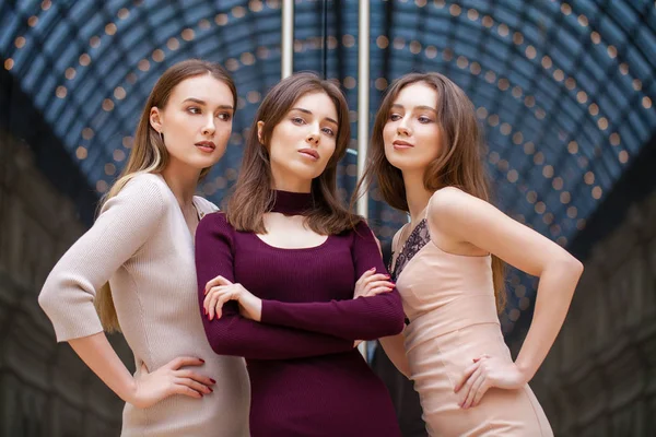 Tři brunetka mladé ženy, vnitřní — Stock fotografie