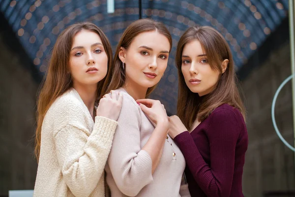 Trois brunes jeunes femmes, intérieur — Photo