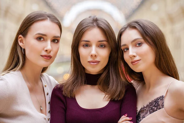 Drei brünette junge Frauen, drinnen — Stockfoto