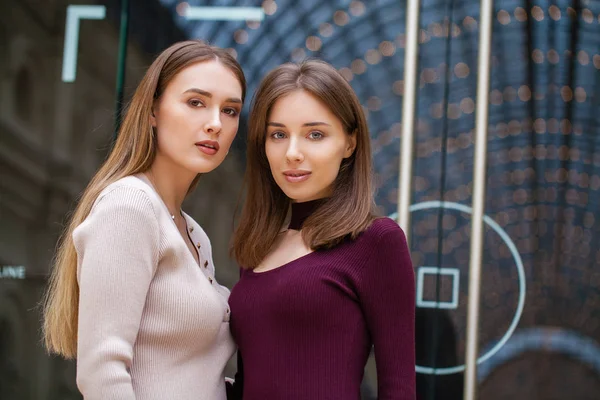 Zwei brünette junge Frauen, drinnen — Stockfoto