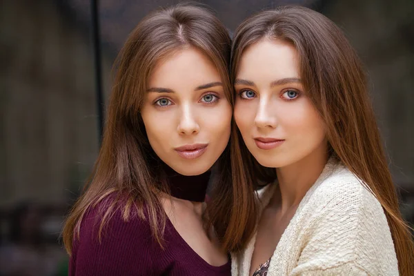 Zwei brünette junge Frauen, drinnen — Stockfoto