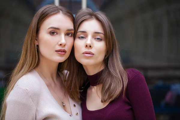 Due giovani donne brune, al coperto — Foto Stock