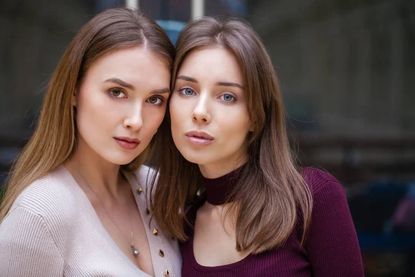 Twee brunette jonge vrouwen, indoor — Stockfoto