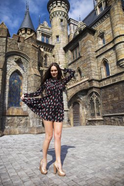 Yaz elbise poz tam uzunlukta portre genç güzel kız