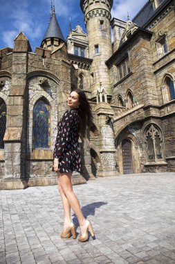 Yaz elbise poz tam uzunlukta portre genç güzel kız