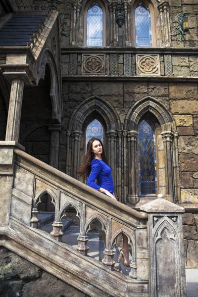 Retrato joven hermosa morena mujer en vestido azul posando aga —  Fotos de Stock