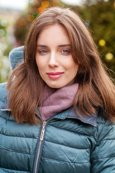 Primo piano ritratto di una giovane donna nel piumino invernale — Foto Stock