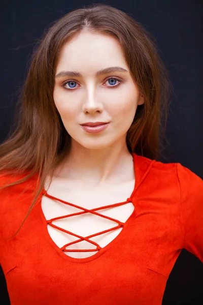 Joven modelo morena hermosa en vestido rojo — Foto de Stock