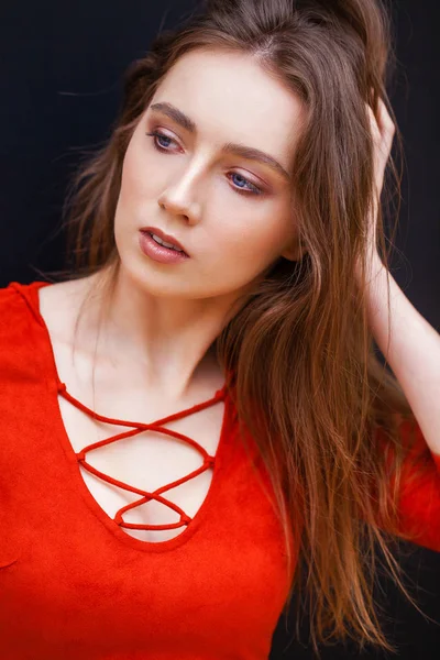 Giovane bella bruna modello in abito rosso — Foto Stock