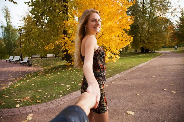 Krásná mladá Blondýnka, držící ruku neidentifikovaného muže — Stock fotografie
