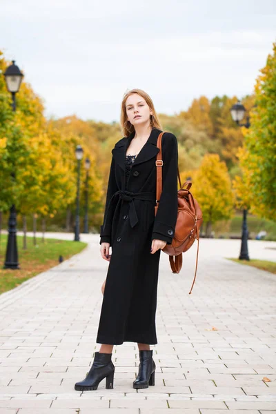 Retrato de una joven hermosa mujer con abrigo negro —  Fotos de Stock