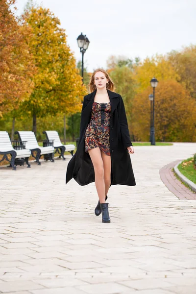 Uma linda garota loira em um parque de outono — Fotografia de Stock