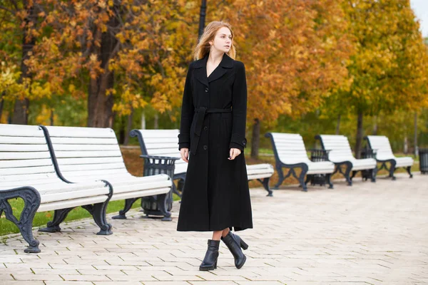 Una hermosa chica rubia en un parque de otoño —  Fotos de Stock