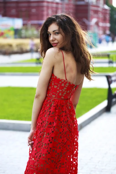 Seksi Kırmızı elbiseli güzel esmer kadın — Stok fotoğraf