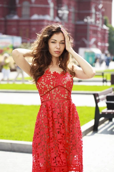 Vacker brunett kvinna i sexig röd klänning — Stockfoto