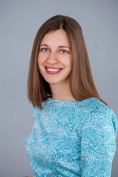 Retrato jovem bela mulher morena — Fotografia de Stock