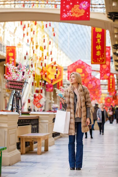 Bazı alışveriş torbaları alışveriş merkezinde olan mutlu kadın — Stok fotoğraf