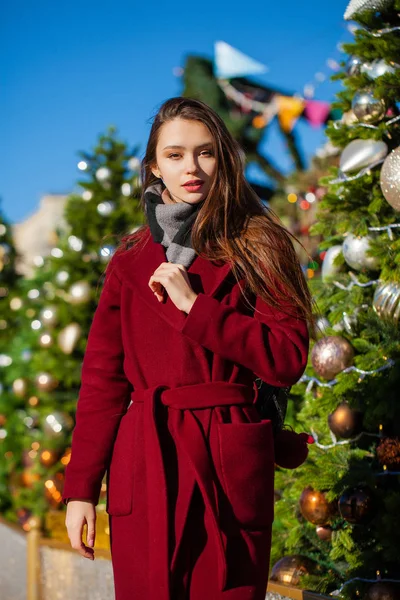 Primo piano ritratto di una giovane ragazza in un cappotto di cashmere bordeaux in — Foto Stock