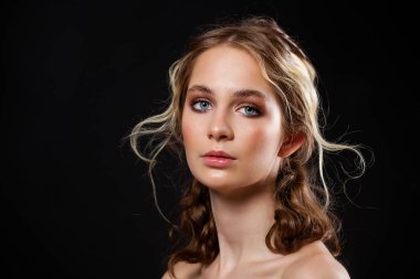 Makyaj. Güzel sarışın kadın