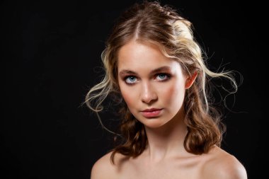 Makyaj. Güzel sarışın kadın