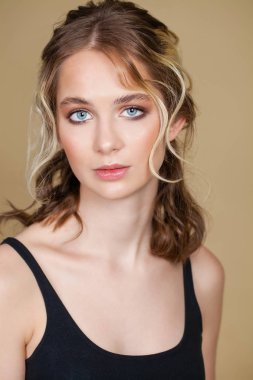 Güzellik makyaj. Yakın yukarı güzel esmer moda kız