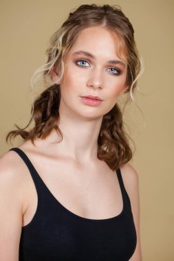 Güzellik makyaj. Yakın yukarı güzel esmer moda kız