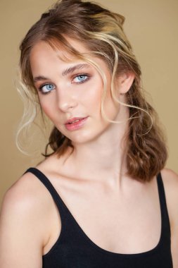 Güzellik makyaj. Yakın yukarı güzel esmer moda kız