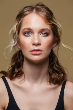 Güzellik makyaj. Yakın yukarı güzel esmer moda kız