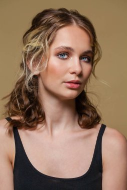 Güzellik makyaj. Yakın yukarı güzel esmer moda kız