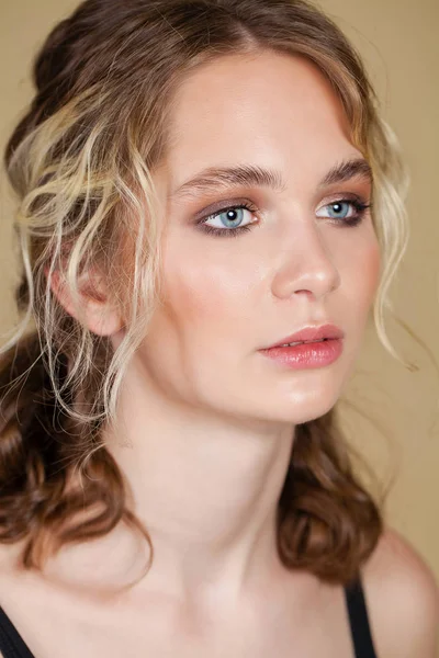 Make up beauty. Close up beautiful brunette fashion girl — Stock Photo, Image