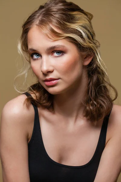 Make up beauty. Close up beautiful brunette fashion girl — Stock Photo, Image