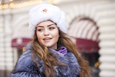 Beyaz şapkalı güzel bir genç kız portresi